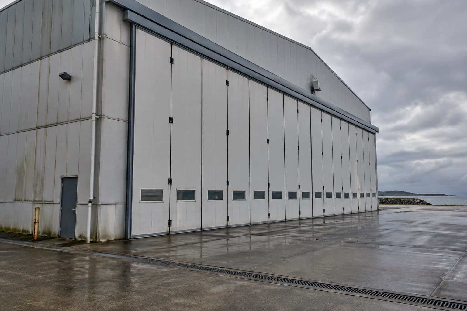 Insulated aircraft hangar in a coastal airport environment