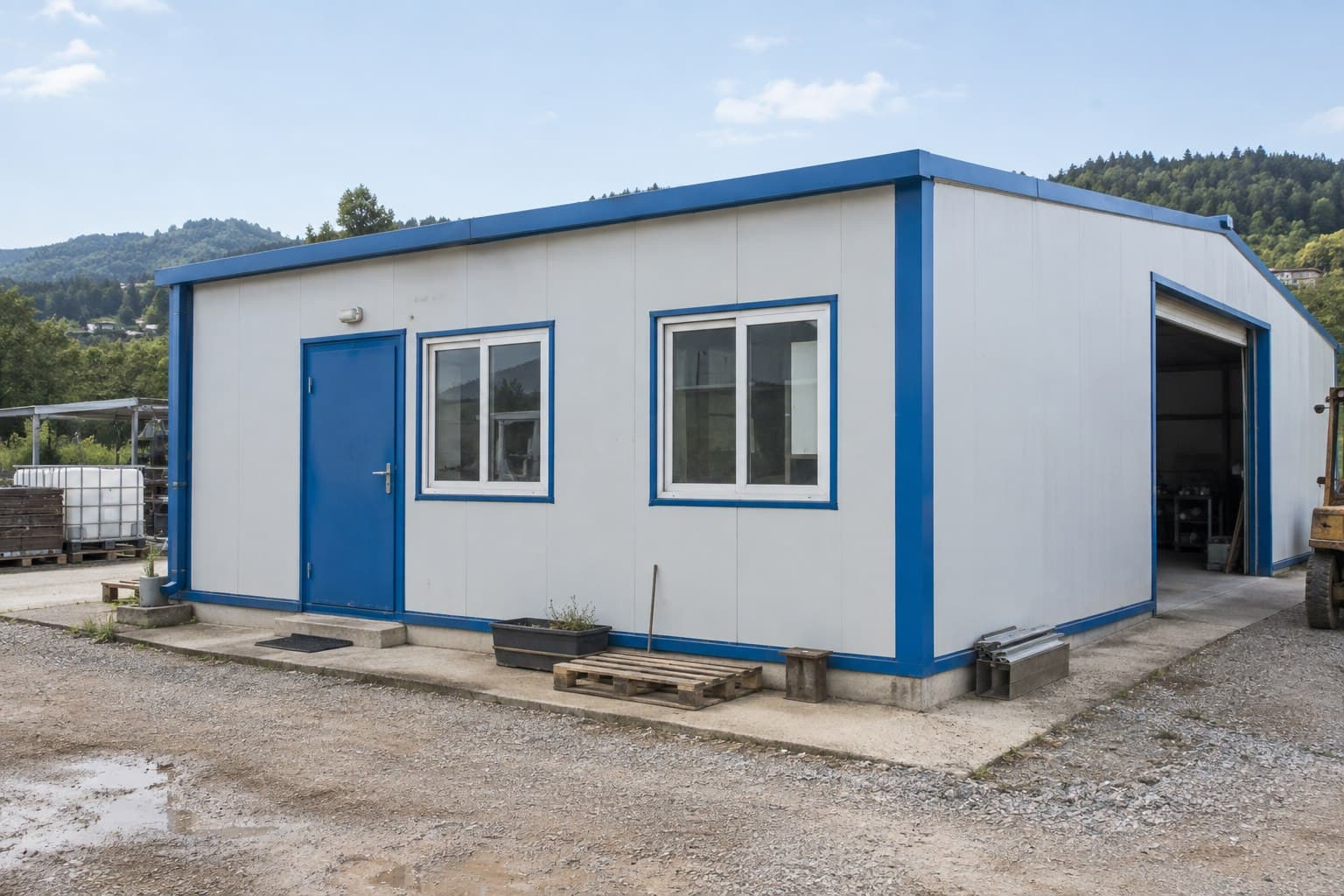 Small prefabricated workshop clad with economical insulated sandwich panels